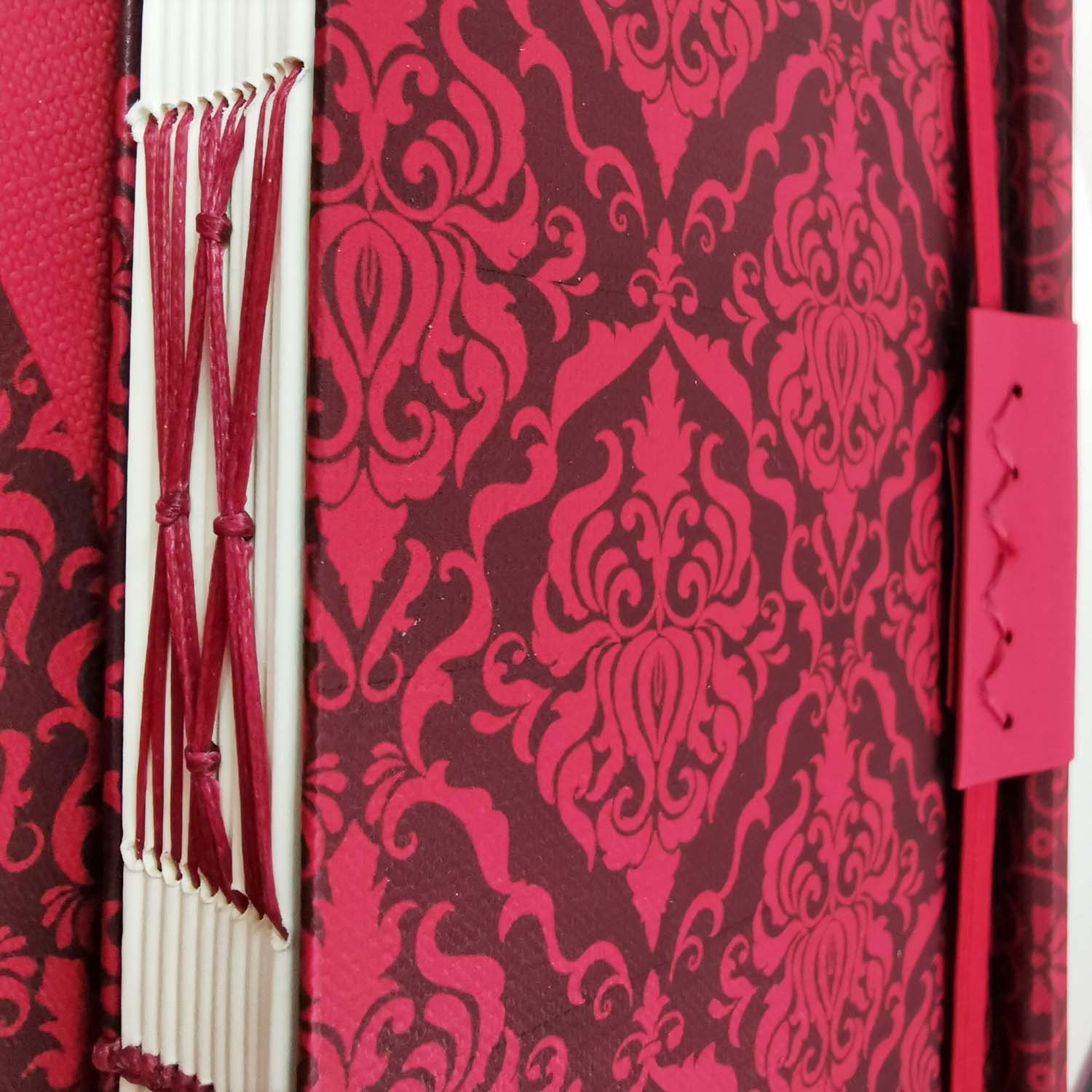 Premium Χειροποίητo Σημειωματάριo σε κασετίνα - Black Flower damansk on red