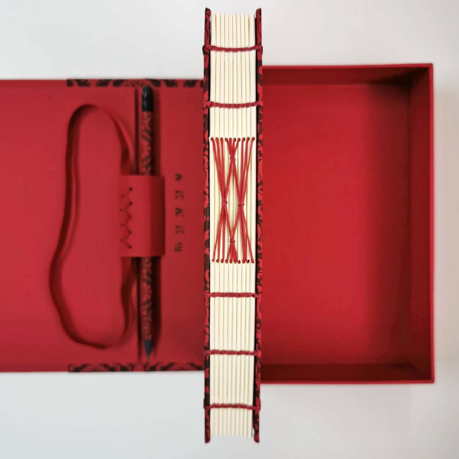 Premium Χειροποίητo Σημειωματάριo σε κασετίνα - Black Flower damansk on red