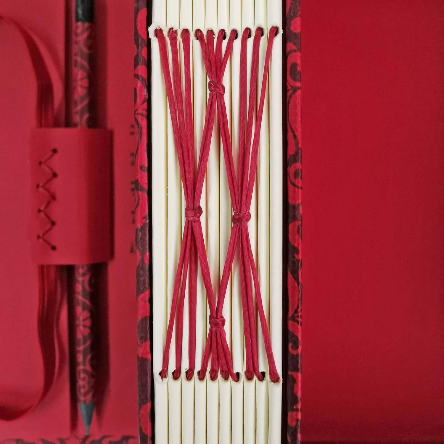 Premium Χειροποίητo Σημειωματάριo σε κασετίνα - Black Flower damansk on red